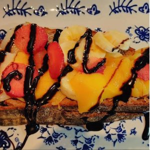 tosta pan de chocolate y frutas